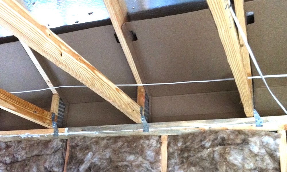 Properly installed cardboard baffles at the eaves are one way to prevent wind washing